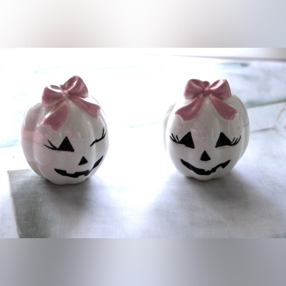 Cottage Core Pink Bows Pumpkin Salt and Pepper Shakers - Picture 2 of 3